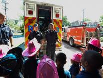 消防队员和急救医护人员在消防站与孩子们交谈